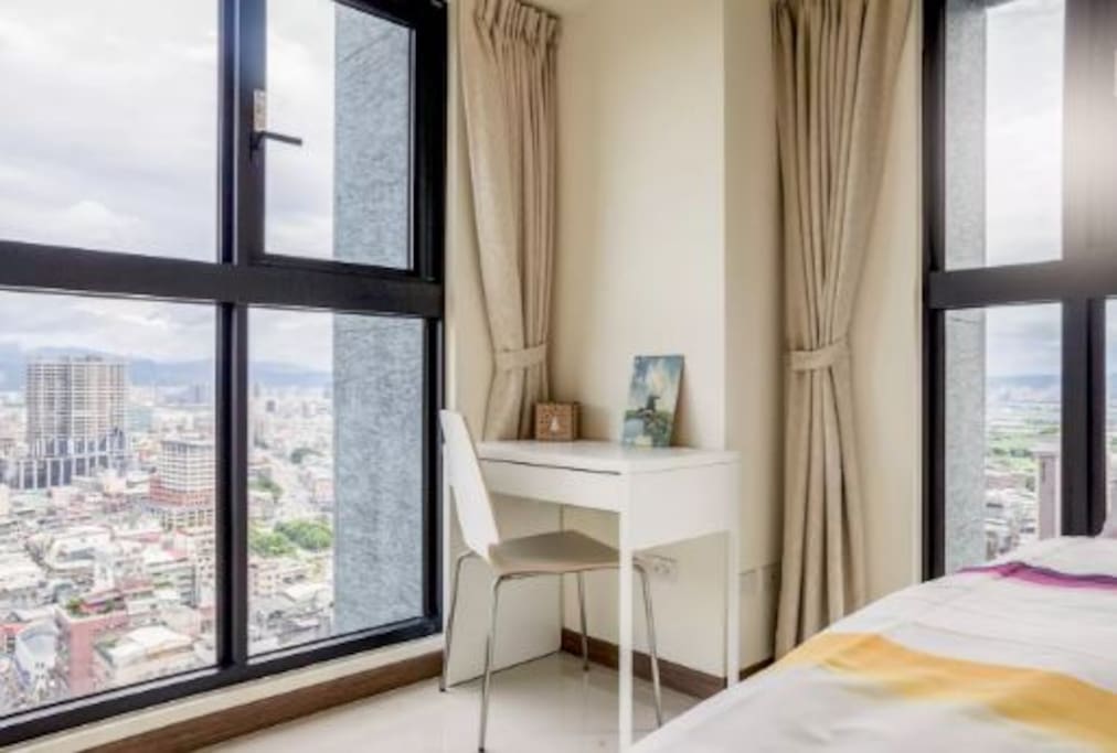 Room 1, stander double bed,Sunny room, comfortable for your trip 房間1, 標準雙人床,陽光大房大床,超舒適~~~