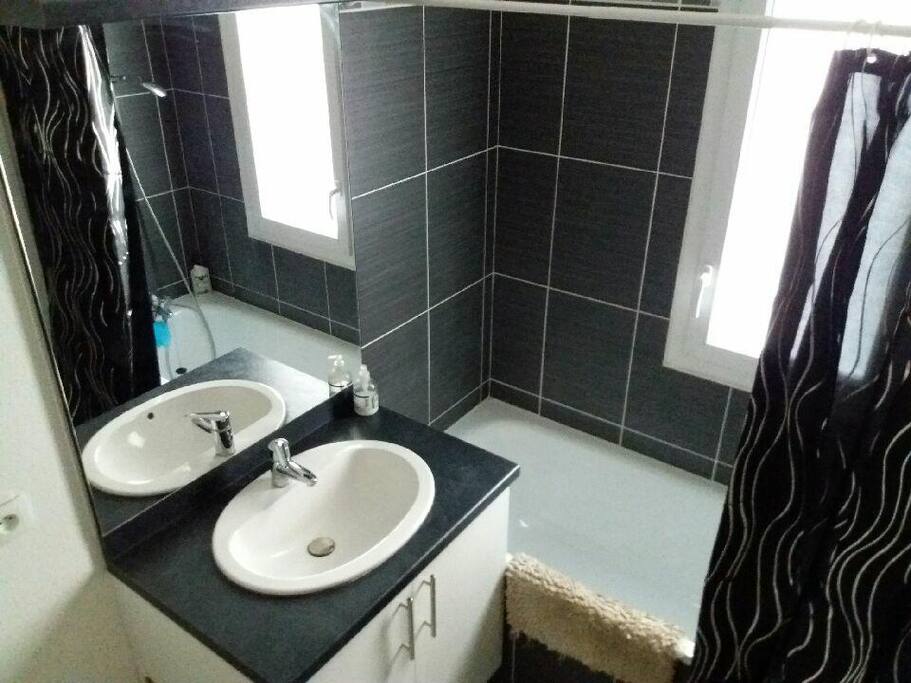 salle de bain avec baignoire et réchauffe serviette