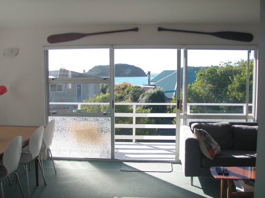 Lounge/Dining Area