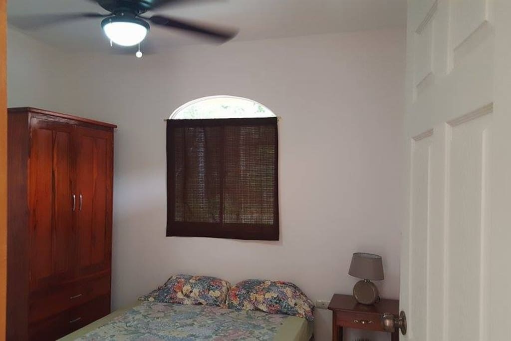 habitacion 5x3.5mtscuadrados,basket de ropa closets de 3 gavetas y dos puertas lampara de noche mesa de noche, 2 ventanas cedasos en las ventanas habanicos de techo,cubre colchon y sabanas 2 almoadas todo bien limpio,