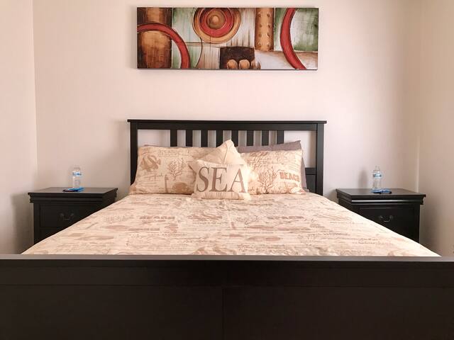 Private Cozy Room with Comfortable Queen Size bed