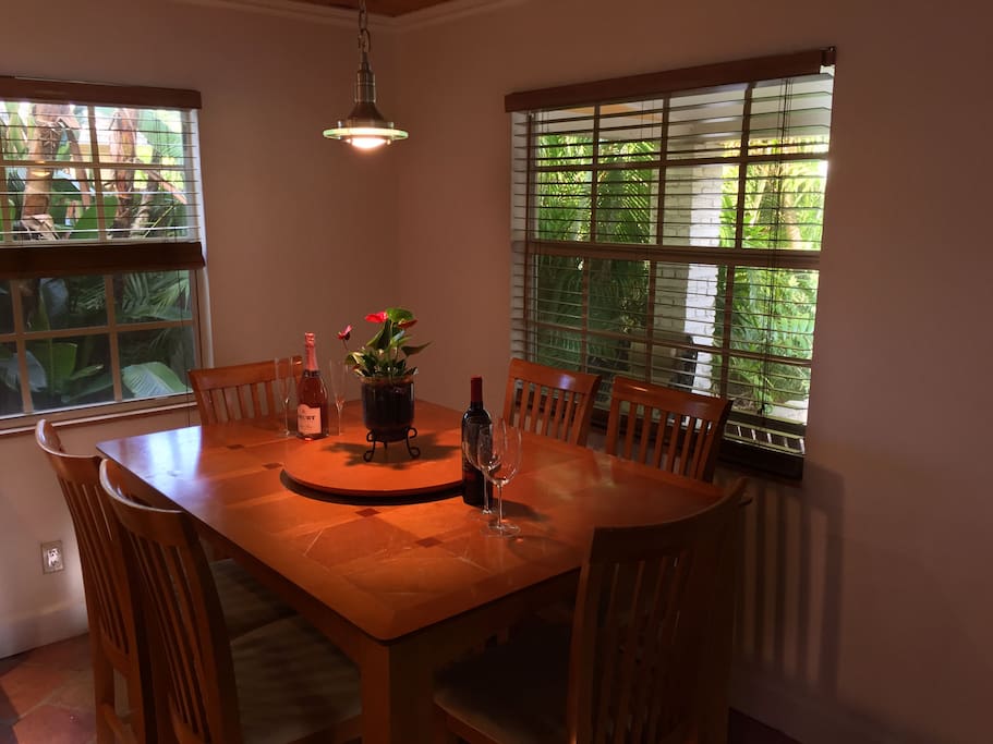 Dining Area seats 6