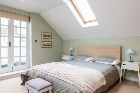 Spacious loft room, priv balc, sea views priv E/S
