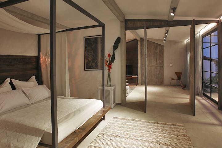 
A suite, com cama de casal -  colchão Queen Size -  é o espaço perfeito para relaxar. 