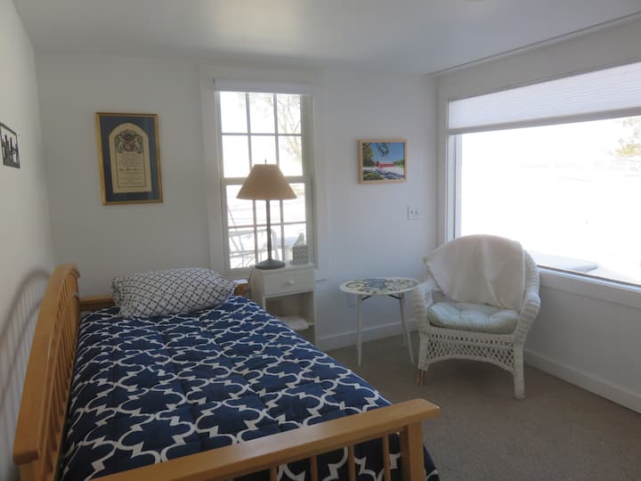 ห้องนอน 5 - เตียงแฝด 2 เตียง (1 เตียงเป็นเตียงเลื่อน) ห้องน้ำฝั่งตรงข้ามห้องโถง 