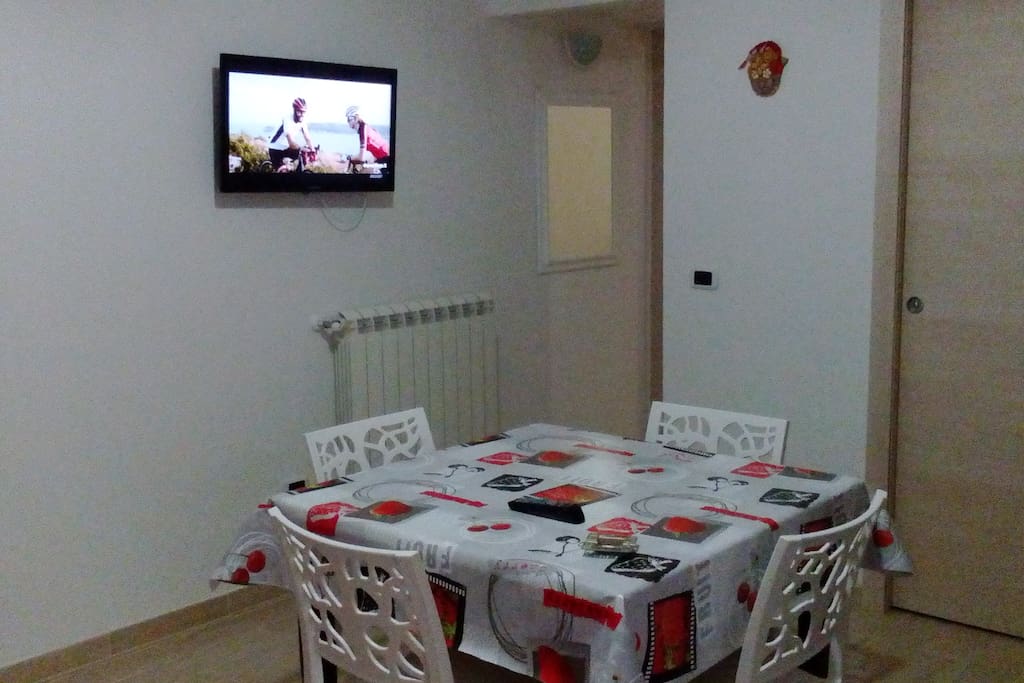 Tavolo Allungabile 2 m, 4 sedie, TV sala 32", riscaldamento