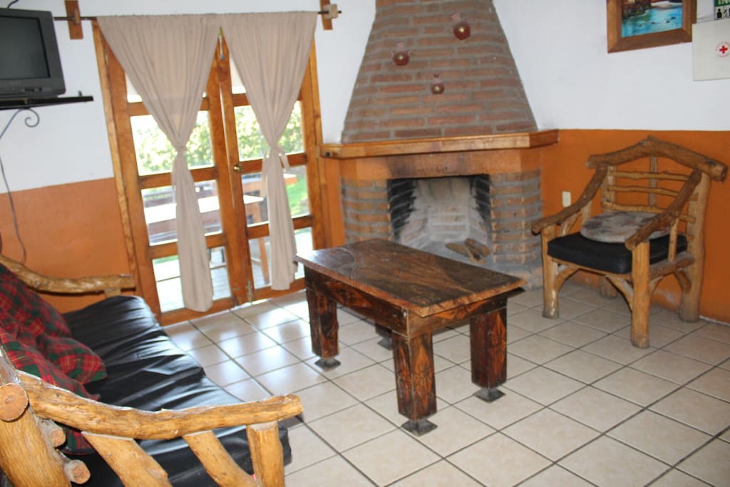 vista en planta de sala y chimenea