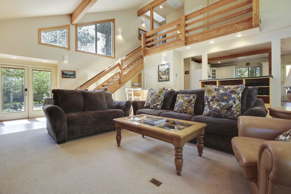 Couch,Furniture,Chair,Door,Sliding Door