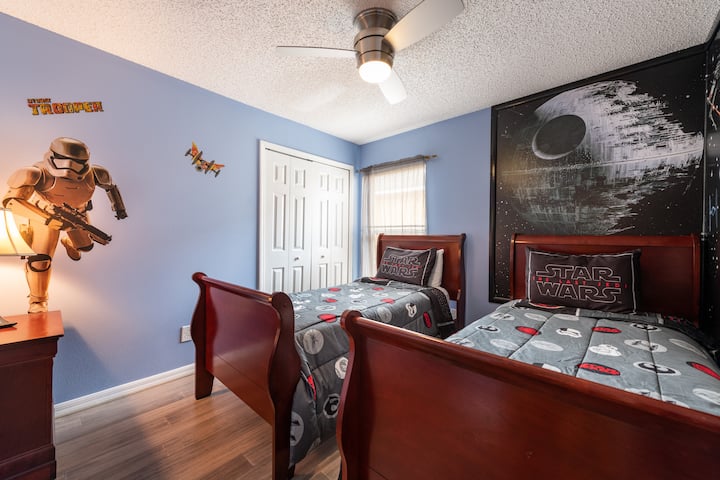 带2张单人床的星球大战主题房间
