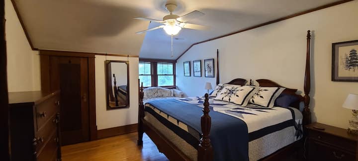 Indigo room, King bed