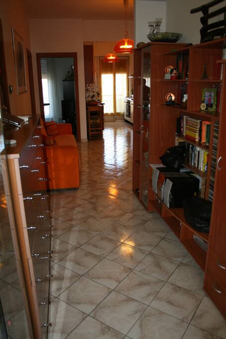 corridoio verso cucina camere soggiorno tv