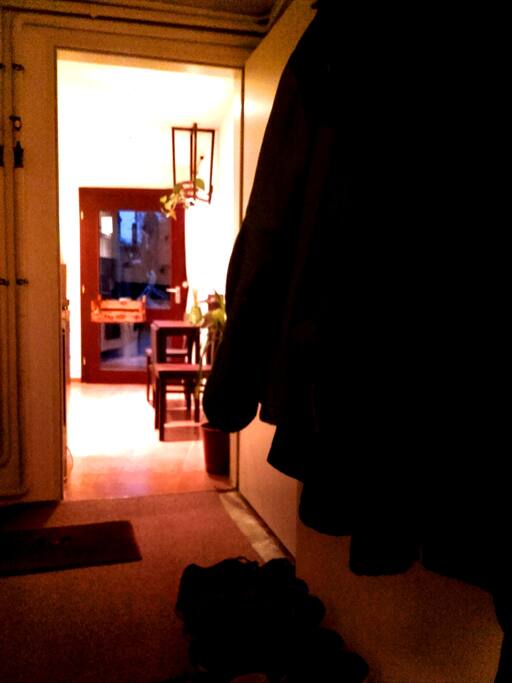 flur via garderobe in die küche.