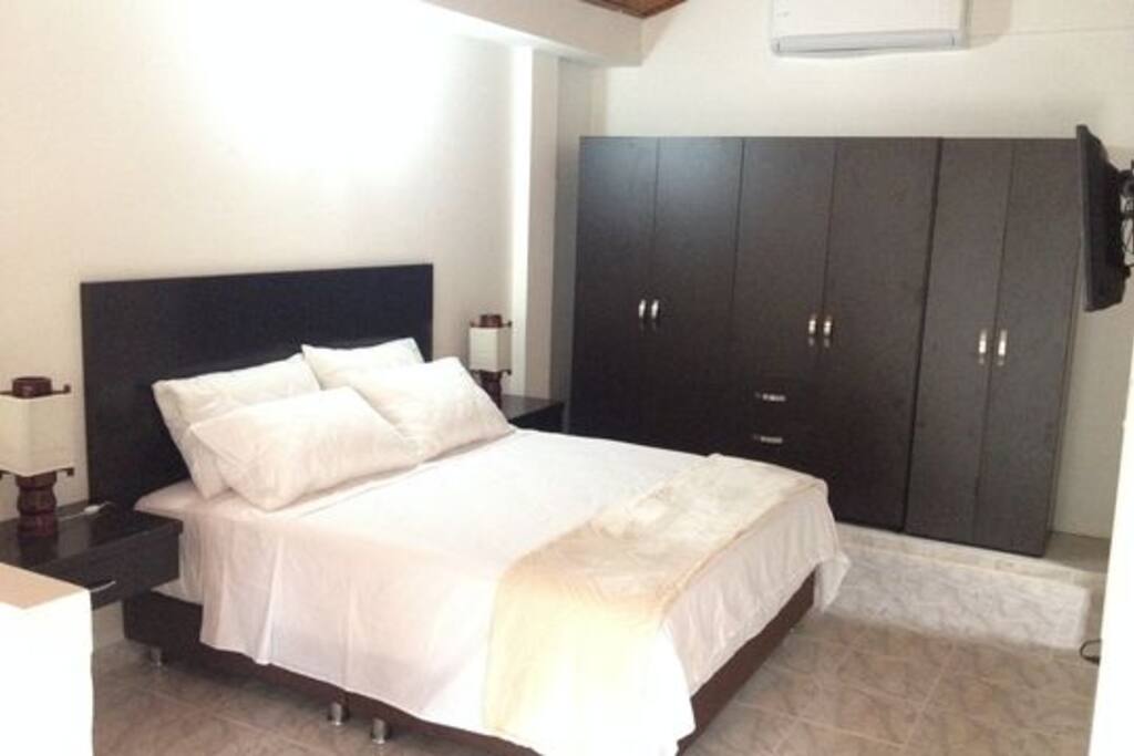 Cuarto amoblado en excelentes condiciones , con closer amplio, cuenta con tv de 32" y escritorio incluido, buena iluminacion y ventilacion