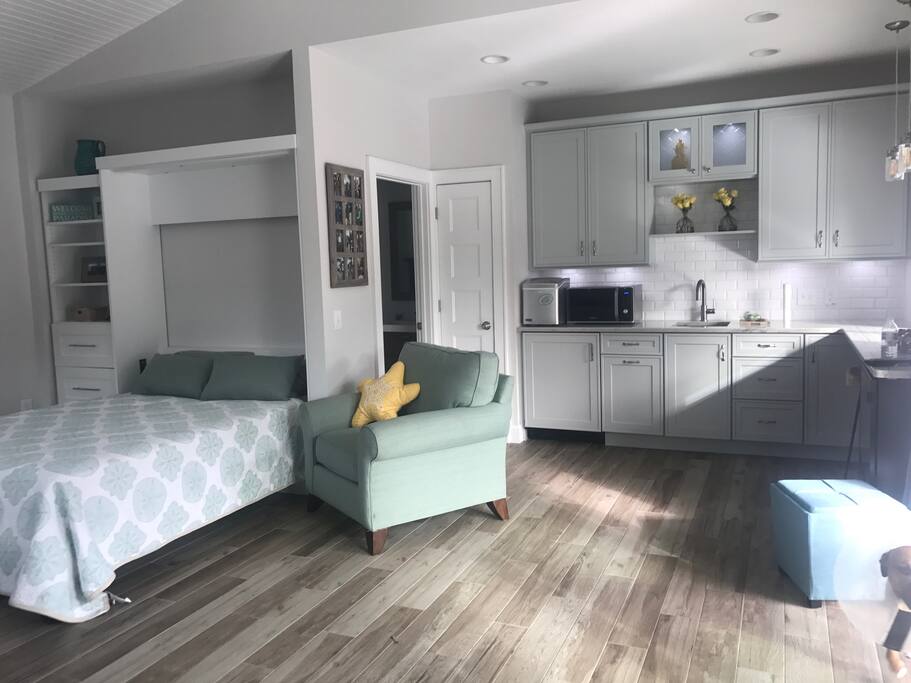 Peaceful poolhouse with a kitchenette. Comfortable Queen size Murphy Bed.