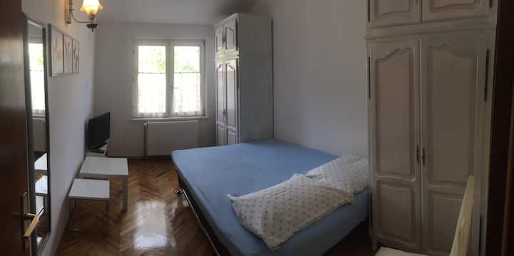 Втора спална соба може да се конфигурира според вашите потреби. Има кревет на склопување кој може да смести две лица или може да се склопи и да се користи како кауч за гледање телевизија.