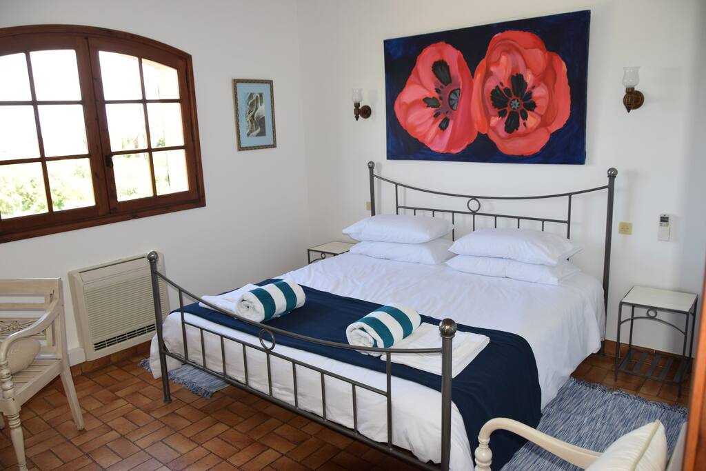 Upper floor king size bedroom (bedroom 1)