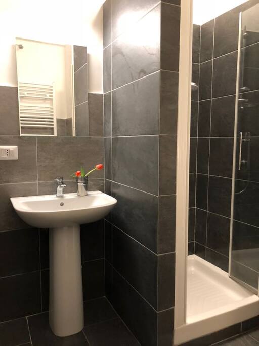 Il bagno è all'interno della camera.