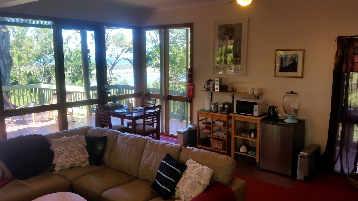 Top Airbnb: Belle Vue´s Red Room - a relaxing escape in Merimbula