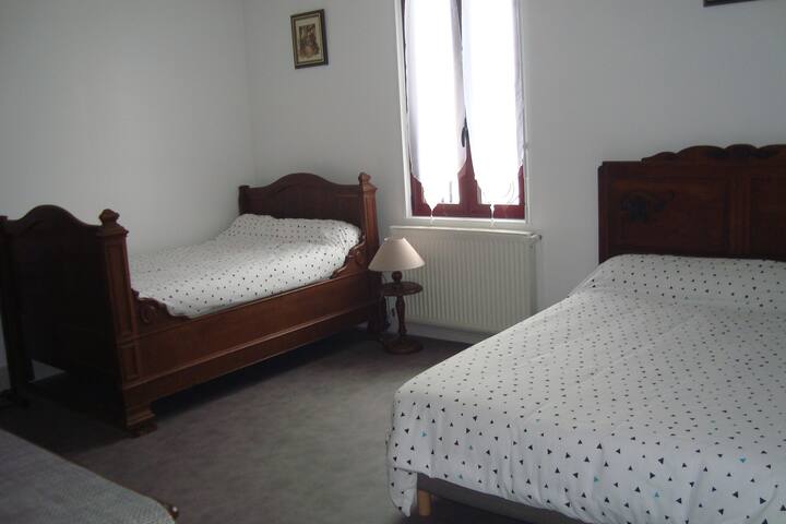 1 manželská posteľ 140 cm
1 manželská posteľ 120 cm.
1 stolový úrad, 2 ležadlá
4 vankúše 1 podložka,
1 deka, 1 prikrývka na každej posteli
1 komoda s 3 zásuvkami
1 vešiak