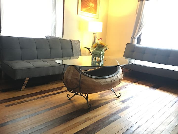 客厅...
日式床垫可容纳1名儿童。 