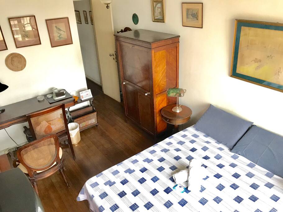 Quarto com escrivaninha