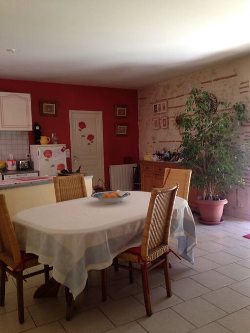 le coin repas donnant sur le jardin
