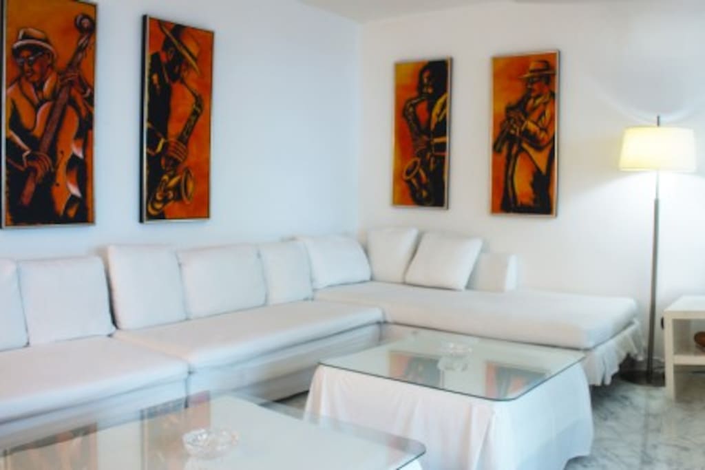 Sala del apartamento con una decoración moderna y muy cómoda para compartir amigos y familiares. Tiene TV con 50 canales.