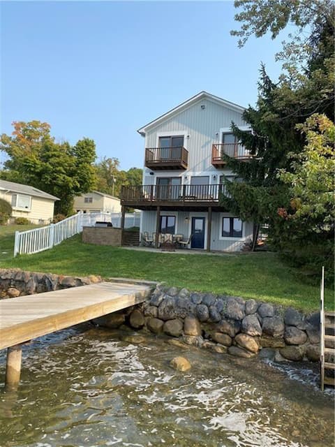 Gorgeous 9 Bedroom, 4 Bath Lake House with Dock