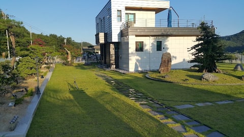 Mogwana Tree House 2 (home-like accommodation, pretty garden)