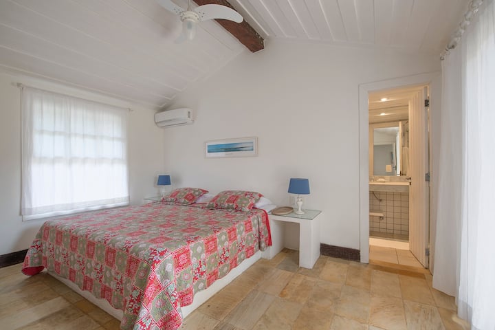 Апартамент 6 със самостоятелен вътрешен двор и двойно легло king size. 