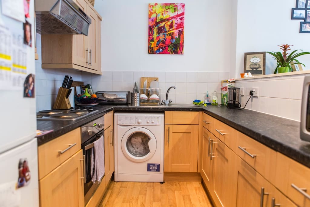 Fully equipped kitchen with washer/dryer