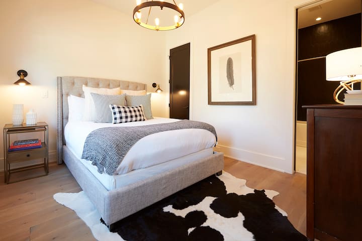 Spálňa pre hostí s manželskou posteľou veľkosti Queen.