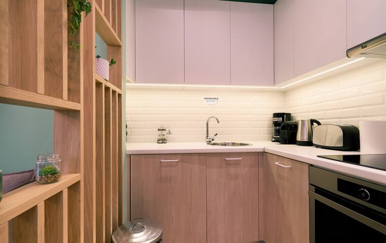 Spacious 4-Bedroom Athens Residence near Acropolis gallery image 5