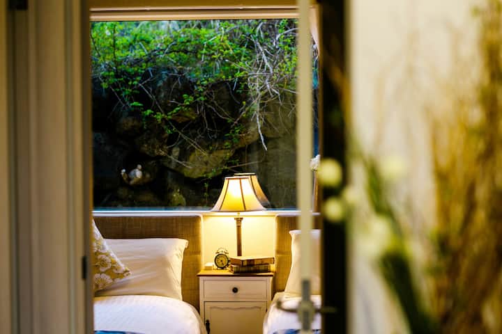 【Entrance】
扉を開けるとそこには、神秘的な富士山の熔岩石が。
一瞬で幻想的な空間が広がります。
玄関を開けると、稲妻のあるMT FUI岩が見え、素晴らしい体験ができます。