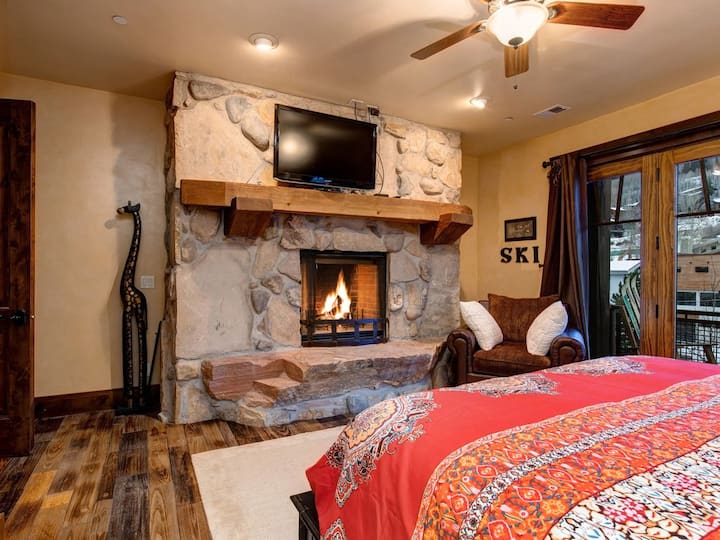 На горния етаж King Master с камина + 50 - инчов телевизор + палуба и изглед (и жираф...)