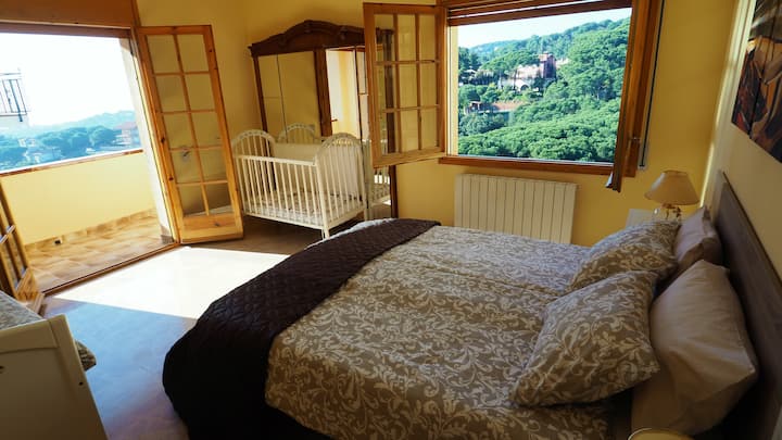 Спалня III:
1 двойно легло, 1 единично легло, бебешко легло, балкон, гледка към морето, изглед към природата