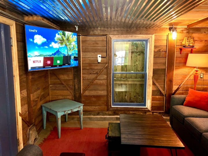 Най - голямата стая в къщата е всекидневната на долния етаж. Регенерираните дървени стени, регенерираните антични врати и прозорци придават уникално ретро усещане на това пространство. С достатъчно място за разпръскване и два големи вагона с разтегателни легла се наслаждават на вечерите, гледайки големия телевизор, монтиран на стената, готов за филмова вечер. Към всекидневната има още една баня и тоалетна. 