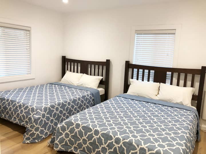 ห้องนอนที่ 1 เตียงควีนไซส์ 2 หลัง