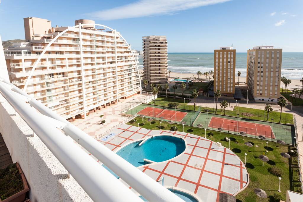 Vistas al mar, piscina y tenís