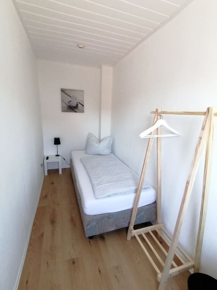 Chumba 4
Chumba cha mtu mmoja