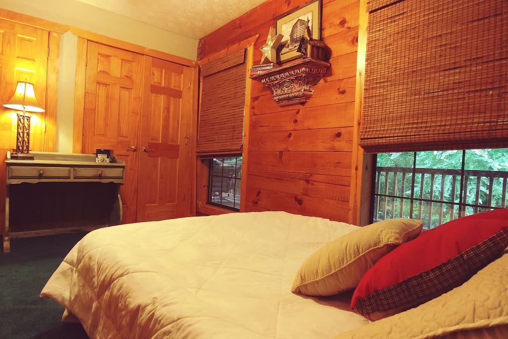 Comfortable room with small desk area.
