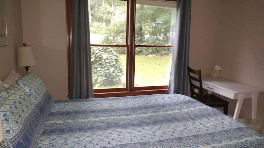 Room with queen bed & private bath Airport Rd exit