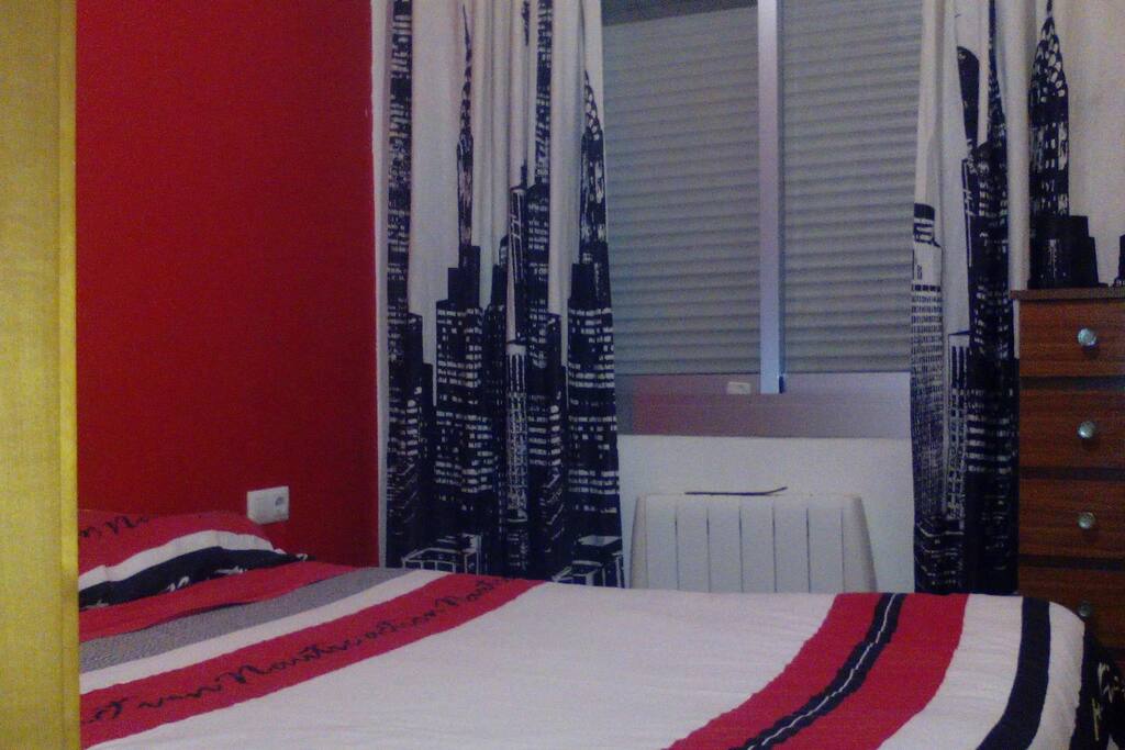 Habitación del huésped/huéspedes: cama de matrimonio (190x150), armario-luna doble, cómoda, mesilla de noche y radiador
