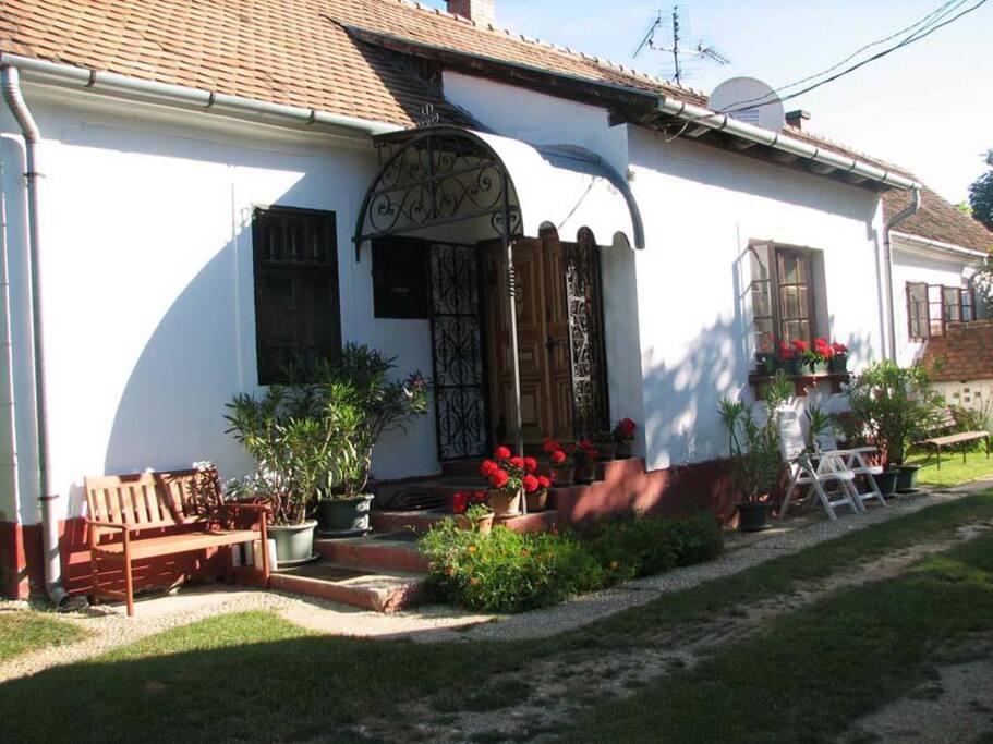 A Cserépmadár szállás bejárata a kert felől