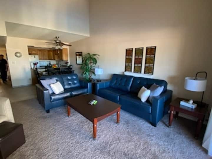 Relaxing Waterfront Oasis Heated Pool & Spa 3b 2ba - Grand Canyon University, Phoenix