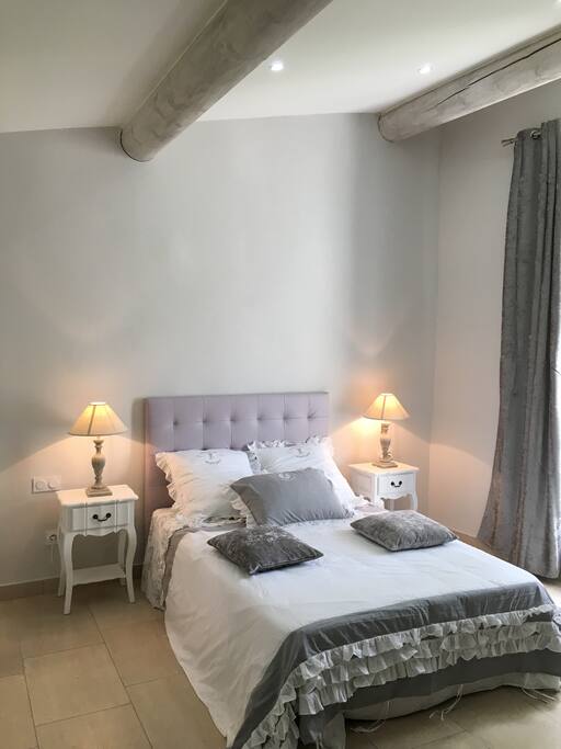 Chambre 1er étage télévision avec SDB attenante possibilité d’ajouter 1 lit enfant