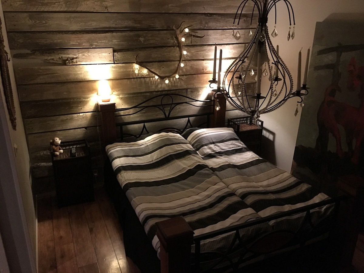 นอกจากเตียงคู่แล้วห้องนอนใหญ่ยังมีตู้เสื้อผ้าขนาดใหญ่และทีวีจอแบนขนาดใหญ่