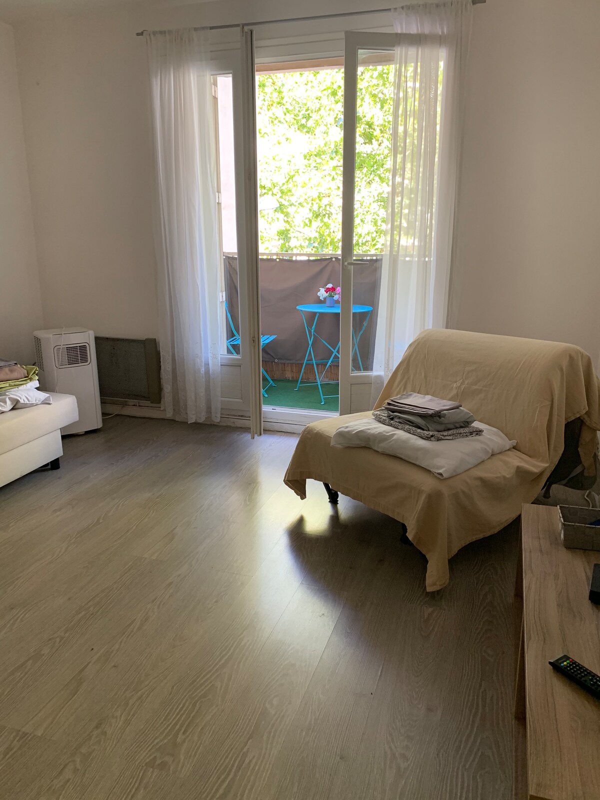 เก้าอี้นวมกางออกเป็นเตียงเดี่ยว 