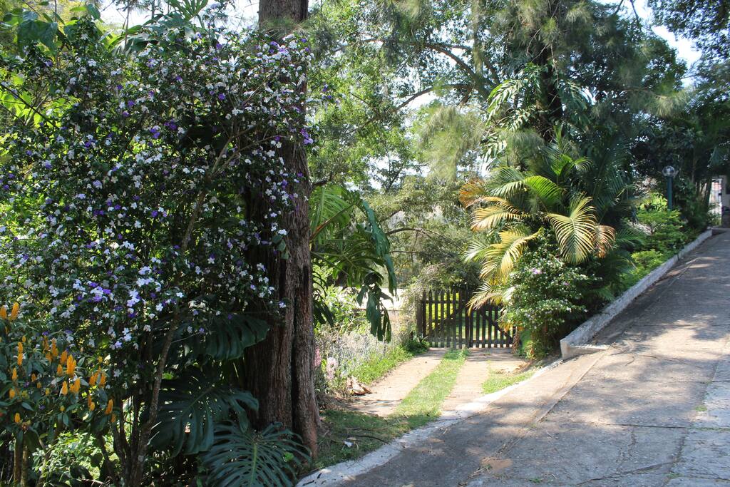 Portão de entrada ao lado da guarita