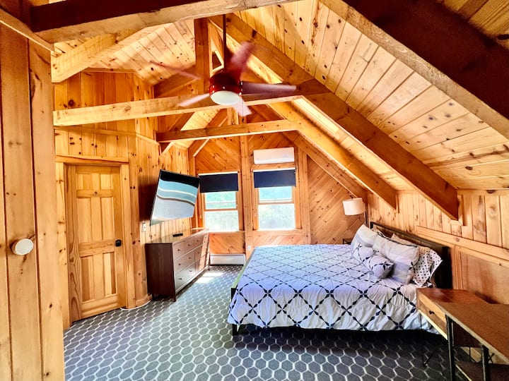 Chumba cha 2 cha kulala: mkuu wa chumba cha kulala kwenye ghorofa ya 2. Bingwa mkubwa aliye na bafu na televisheni ya inchi 65 iliyopinda. Beseni la jakuzi. Sinki mbili. Choo na bafu katika chumba tofauti. 